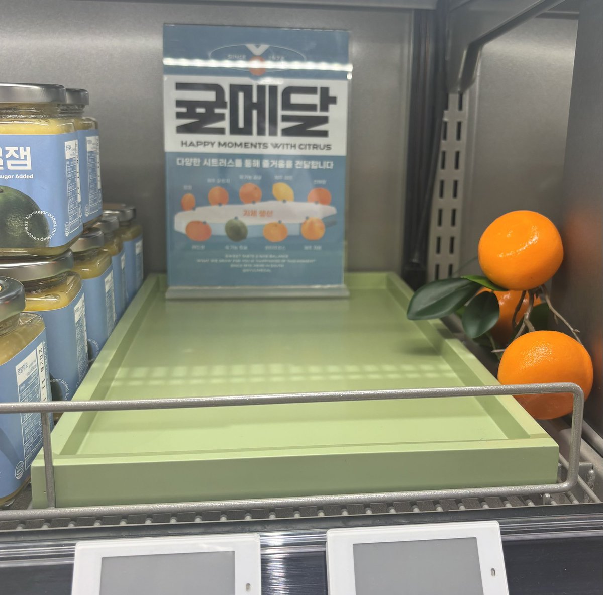 mimichan_sns's tweet photo. 8月渡韓で絶対買いたかったみかん飴！！！
ノンシュガーなのに甘くて美味しいらしくて絶ｯｯｯ対ほしかったのにキレイに完売！！！韓国のお姉さん他に売ってるところ教えてくださいー！泣 https://t.co/ijhJVefII8