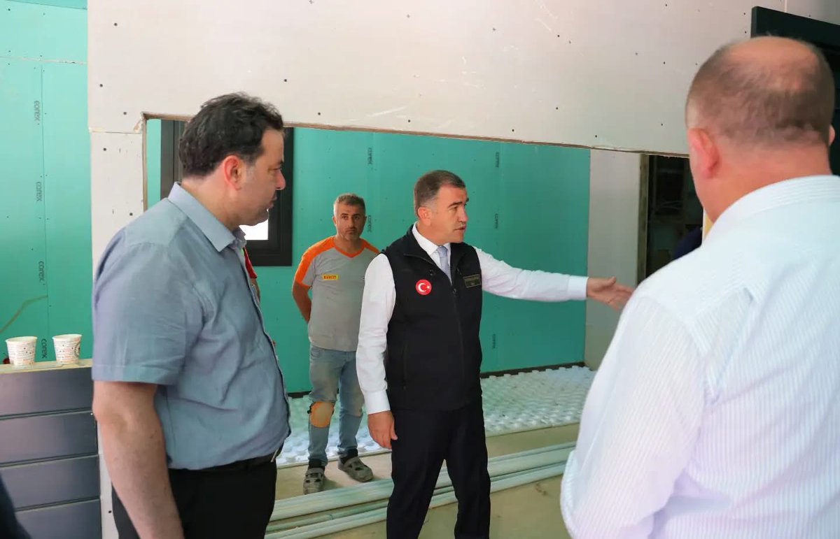 Mustafa_Eldivan's tweet photo. 📍Sırakayalar Şelalesi⏳

Sırakayalar Şelalesi’nde devam eden rekreasyon ve çevre düzenleme çalışmalarını yerinde inceledik. 

Doğayla uyumlu yürüyüş yolları, seyir terasları, kafeterya, restoran ve oturma alanlarının yer aldığı projeyle bölgenin turizm altyapısını güçlendirerek, Sırakayalar Şelalesi’ni Bayburt’a yakışır önemli bir turizm destinasyonu haline getireceğiz.

Çalışmalarda emeği geçen İl Özel Genel Sekreterimiz Hayrettin Koçyiğit ve ekibine teşekkür ederim.