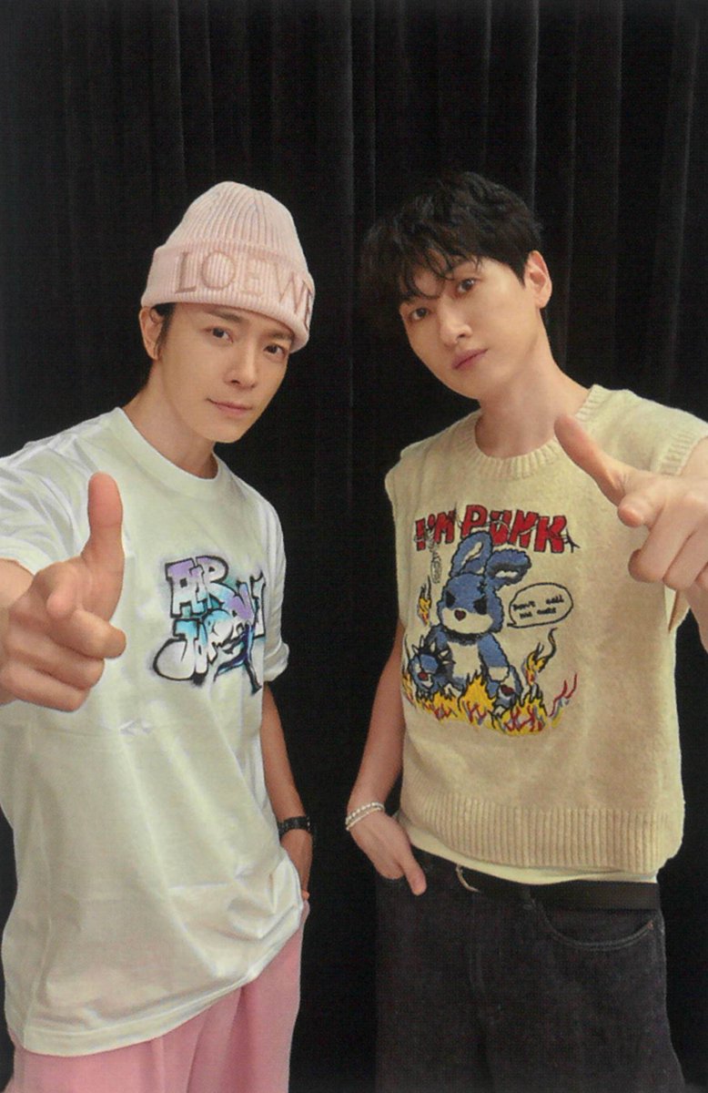 muchie05's tweet photo. [SCAN] Super Junior D&E - Warm Promise Guang Zhou Fanmeeting - D&E  1/2 💙

🐶🐰 - 🩷💛
(I promise to love them lots 💕💕🫶)

#SUPERJUNIOR #슈퍼주니어 
#SuperJuniorDnE #슈퍼주니어DnE
#은혁 #EUNHYUK @AllRiseSilver
#동해 #DONGHAE @donghae861015
@SJ_DnE_official @SJ_DnE_JP
#오드엔터테인먼트 #ODE엔터테인먼트
#애니 #ANNIE @SJofficial 
@leigh1381 @lei1381 
#SJ_20TH_EXPRESSMODE 
#슈주_20년째_익스프레스모드
#ExpressMode #SUPERSHOW10
#20th_Anniversary_TOUR
#Limitless_Time #be_WARE_OF_THE_RABBIT 
#ALIVE #Donghae_Alive 
#Rocket 🚀 #HAE_Shines_Challenge☀️
#Donghae1stSoloAlbum
#동해의_빛나는_첫솔로_앨범
#HAErise #해떴네 #TheSunHasRisen