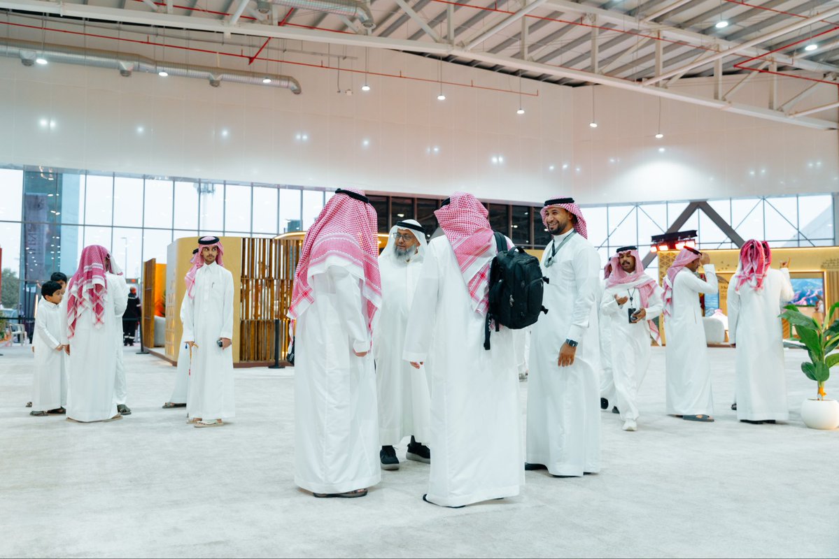 reccksa's tweet photo. بين تفاصيل الصقور وحضور المهتمين، تتواصل مشاهد المزاد الدولي لمزارع إنتاج الصقور في مركز الرياض للمعارض والمؤتمرات، وسط اهتمام بالسلالات المعروضة ونقاشات تجمع أهل الخبرة

From remarkable falcons to an engaged audience, the International Falcon Breeders Auction continues at Riyadh Exhibition & Convention Center, bringing attention to standout bloodlines and conversations among experienced falconers

#مركز_الرياض_للمعارض_والمؤتمرات #المزاد_الدولي_لمزارع_إنتاج_الصقور #RECC #FalconAuction