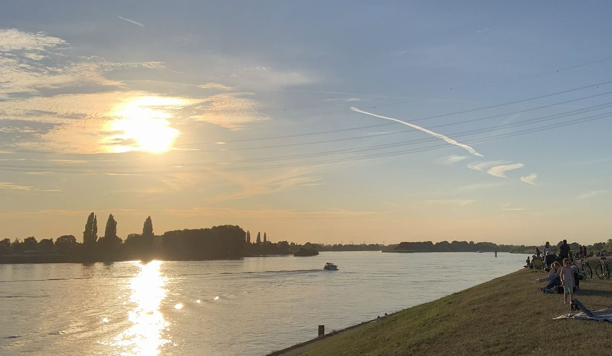 peac4love's tweet photo. 💐🍸🍷🎶🌈#Hamburg today🌊🌅🌳🌇🎨#GoodEvening Friends! ☮peace☮✨love💖✨ 🌎🚴‍♀️🏕🍀🌱 https://t.co/QGVOKq8htG