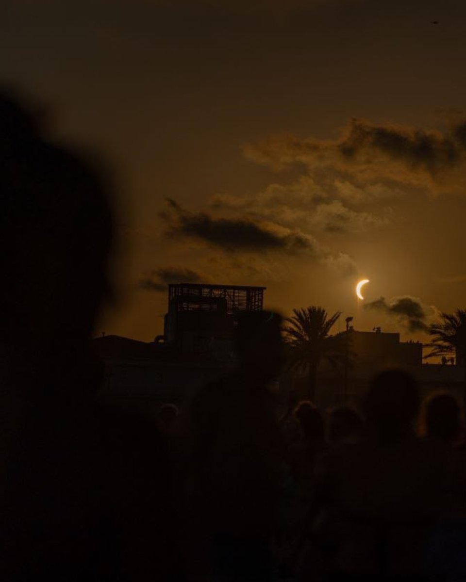 Valenciaturismo's tweet photo. ¡EL CIELO DE VALÈNCIA HACE HISTORIA!🌘
Así se ha visto el eclipse solar total desde la Playa de la Malvarrosa. 🌅
📸 Comparte tu foto con nosotros.
#VisitValència #València #EclipseVLC https://t.co/INLLROjCqI