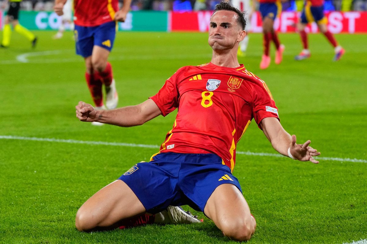 LaLigaenDirecto's tweet photo. #DATO ¡El PSG vuelve a ganar otro título y sigue la locura de DON FABIÁN RUIZ!

Desde 2024, su palmarés:
2 Champions
1 Mundial
1 Eurocopa
3 Ligas
2 Copas de Francia
2 Supercopas de Francia
2 Supercopas de Europa
1 Copa Intercontinental FIFA https://t.co/l5NPZ4VDsu
