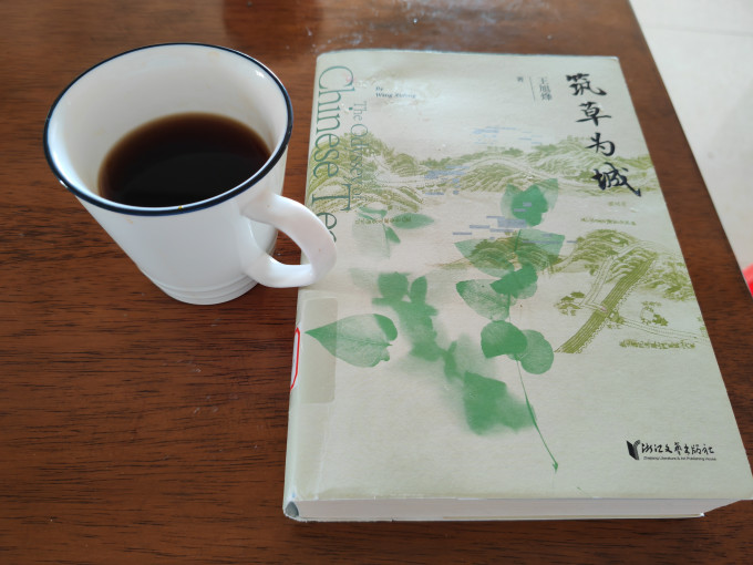 APhawo's tweet photo. Just made warm oat milk latte and curled up with a good book at 7pm — this is the perfect lazy cozy night I needed ， https://t.co/xSgfzQYexU