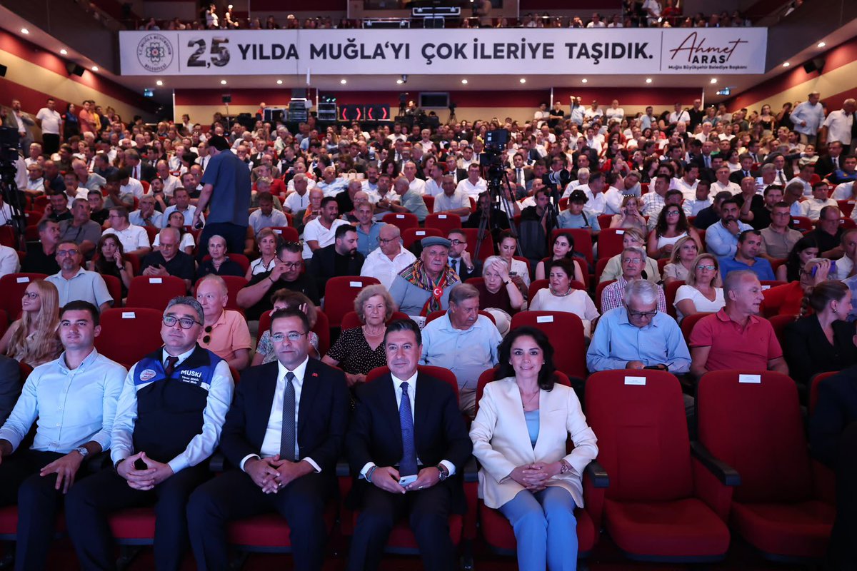 tayfunyilmazmbb's tweet photo. Bugün Muğla’mız için emeğin, ortak aklın ve vizyonun sahneye çıktığı büyük bir gurur günüydü.

Büyükşehir Belediye Başkanımız Sayın Ahmet Aras’ın 2.5 yıllık icraat sunumunu dinlerken; bu eşsiz kente kattığımız değeri ve geleceğe bıraktığımız kalıcı izleri bir kez daha yürekten hissettim. Başkanımız anlattıkça bizler gururlandık, bu kente hizmet etmenin ne kadar büyük bir onur olduğunu bir kez daha yaşadık. +