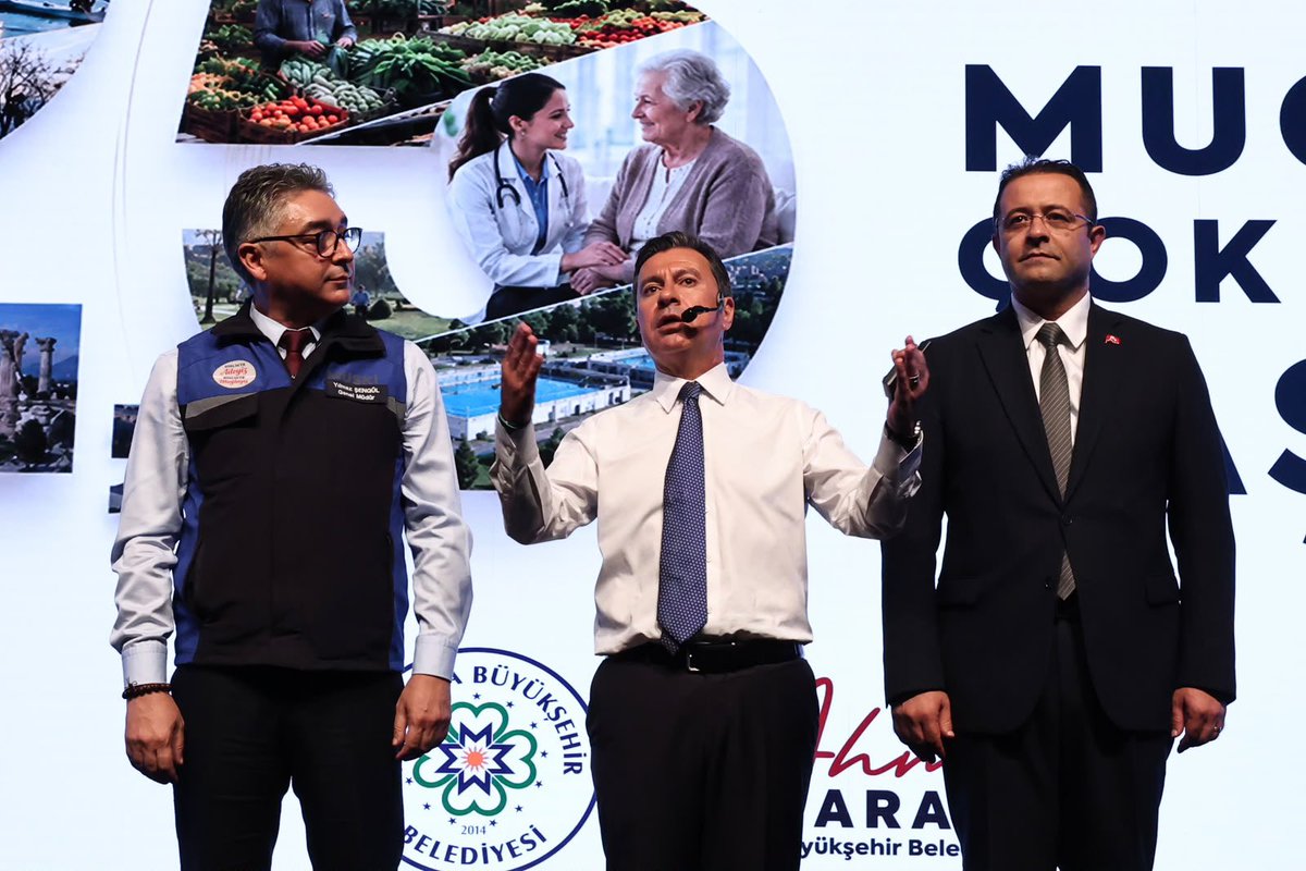 tayfunyilmazmbb's tweet photo. Bugün Muğla’mız için emeğin, ortak aklın ve vizyonun sahneye çıktığı büyük bir gurur günüydü.

Büyükşehir Belediye Başkanımız Sayın Ahmet Aras’ın 2.5 yıllık icraat sunumunu dinlerken; bu eşsiz kente kattığımız değeri ve geleceğe bıraktığımız kalıcı izleri bir kez daha yürekten hissettim. Başkanımız anlattıkça bizler gururlandık, bu kente hizmet etmenin ne kadar büyük bir onur olduğunu bir kez daha yaşadık. +