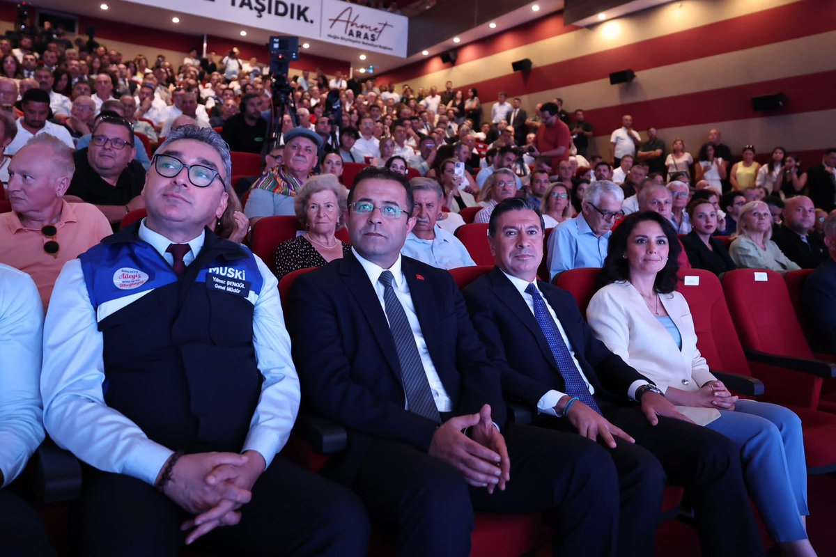 tayfunyilmazmbb's tweet photo. Bu başarı tablosu omuz omuza verdiğimiz büyük bir dayanışmanın eseridir. Bu yolculukta asıl kahramanlar; sahada alın teri döken mesai arkadaşlarımız, gece gündüz demeden halkımıza hizmet götüren Büyükşehir Belediyesi emekçilerimiz, her mahallede elimiz kolumuz olan kıymetli muhtarlarımız ve bizlere her daim güvenen sevgili Muğla halkıdır. Hepinize yürekten teşekkür ediyoruz.
Hiçbir bahaneye sığınmadan, kollarımızı sıvadığımız ilk günkü heyecanla Muğla'yı çok daha ileriye taşımak için çalışmaya devam edeceğiz.
Daha adil, daha yeşil ve daha güçlü bir Muğla için yolumuz açık, adımlarımız sağlam! 🍀