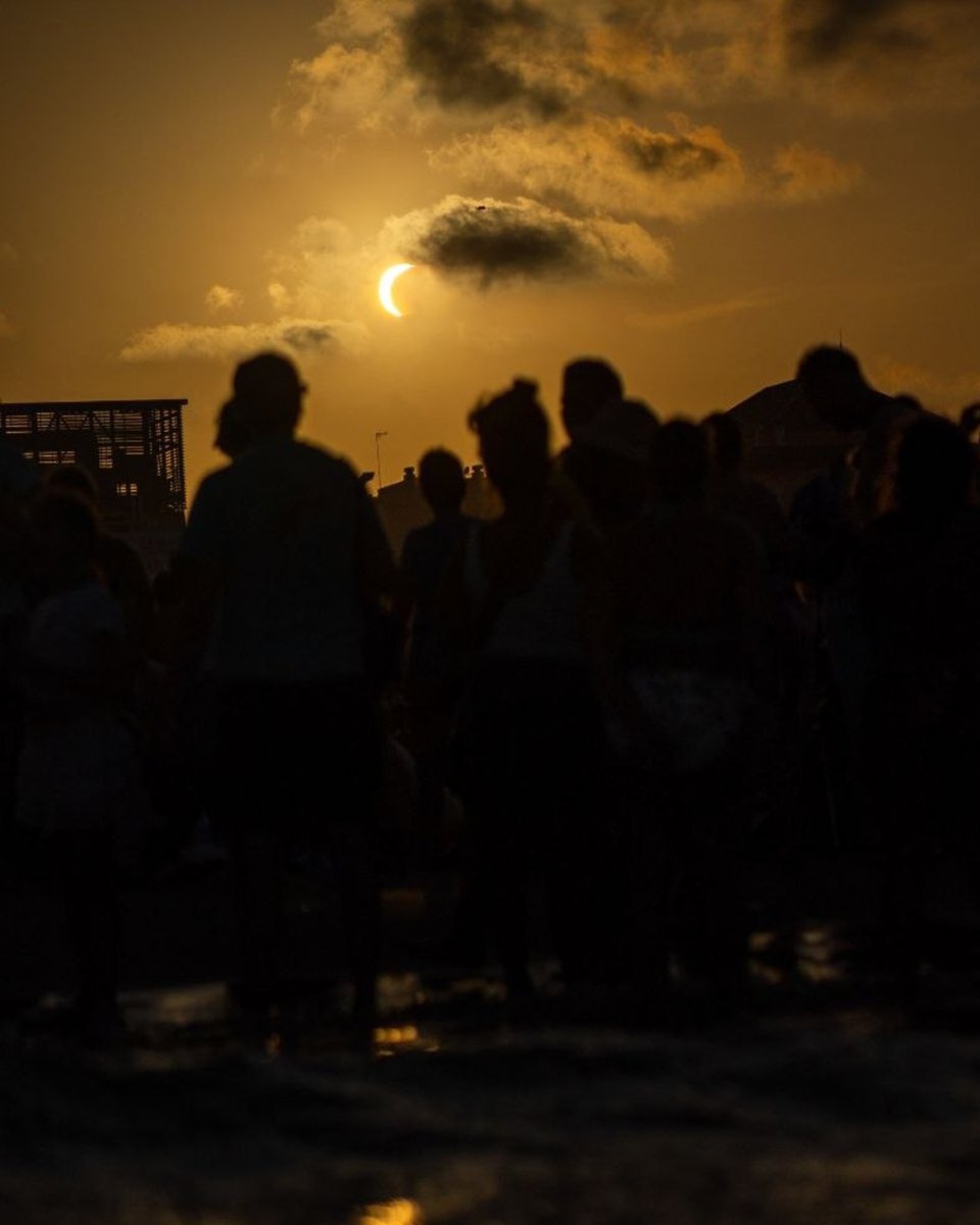 ValenciaCity's tweet photo. THE SKY OVER VALÈNCIA MAKES HISTORY! 🌘
This is how the total solar eclipse looked from Malvarrosa Beach. 🌅
#VisitValència #València #EclipseVLC https://t.co/yZV7gY1m1u