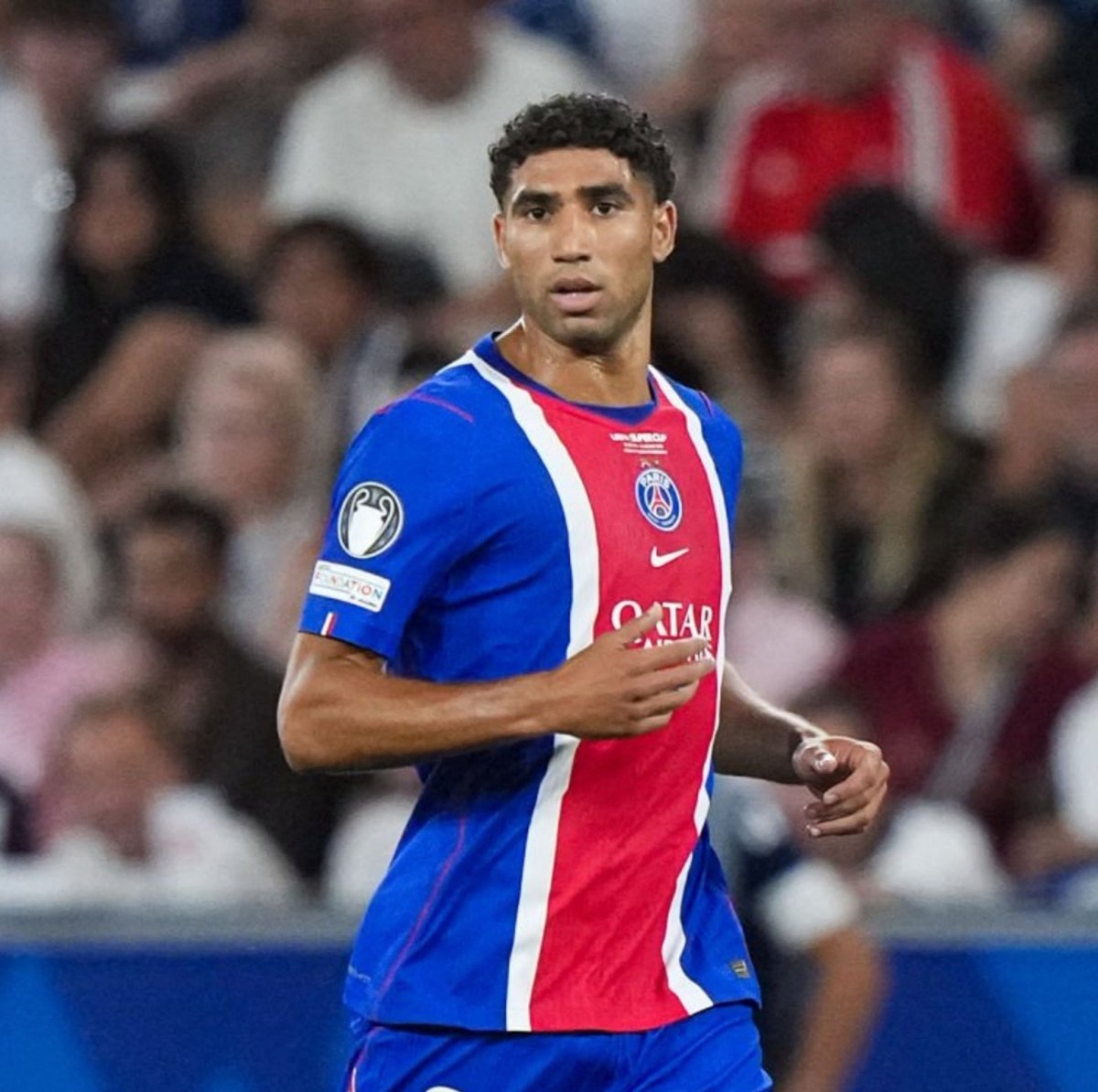 LionTimes_'s tweet photo. 🔴🔵🇲🇦 HAKIMI REMPORTE LA SUPERCOUPE D’EUROPE ! 🏆

Le Marocain décroche un nouveau trophée avec le PSG après sa victoire face à Aston Villa. 👑❤️💙 https://t.co/8oomZN4604