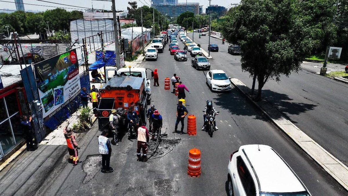 SOBSECDMX's tweet photo. Los trabajos incluyeron la inspección y delimitación de zonas afectadas, limpieza, corte y perfilado, aplicación de liga asfáltica, colocación de mezcla caliente y compactación con maquinaria especializada. Cada reparación suma a una movilidad más ágil para todas y todos. https://t.co/5TJMjKQ8T6