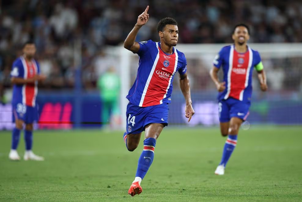 BitacoraPma's tweet photo. Final | #SuperCup @PSG_inside (🇫🇷) 2-1 (🏴󠁧󠁢󠁥󠁮󠁧󠁿) @AVFCOfficial: ¡El PSG vuelve a ganar la Super Copa de la UEFA!

Gran partido jugado en Salzburgo.

⚽️PSG: Khvicha Kvaratskhelia (20'), Désiré Doué (61')
⚽️AVL: Brian Madjo (45').

📸cortesía @UEFAcom https://t.co/qVv5owKoXE