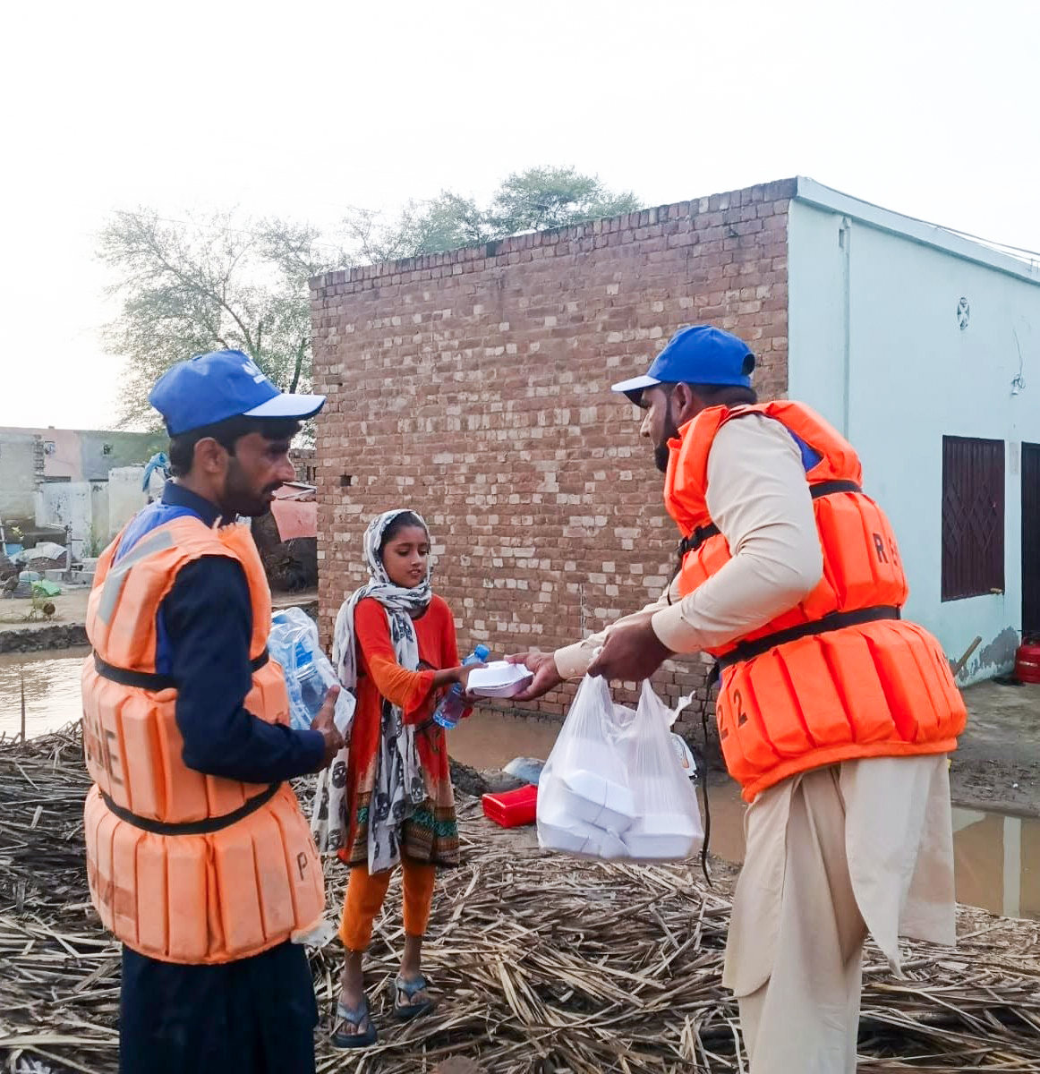 MinhajWelfareCA's tweet photo. 🌊 Flood-affected families need your support.

🍲 Our volunteers are delivering cooked meals and essential aid to those in need.

💙 Help feed a family this Rabi al-Awwal.

https://t.co/vkcSgvRzOi

#MWF #MiladWithMinhaj #HelpFeed #Ziafat https://t.co/bLRpz000ac