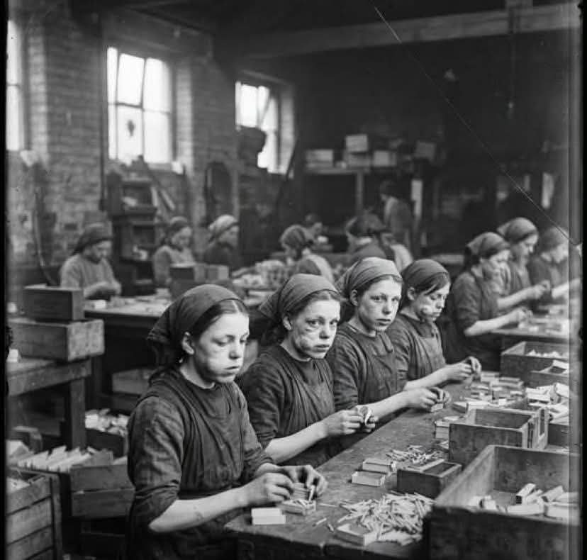 Recepsamuncu1's tweet photo. ÇENELERİ ÇÜRÜYEN KİBRİTÇİ KIZLAR🥺LONDRA (1903)
Bu fotoğraf, 1903 yılında Doğu Londra'daki Bow'da bulunan Bryant &amp; May kibrit fabrikasının içinde çekildi.

Genç kadınların yüzlerine bakın. Çeneleri şişmiş, çürümüş, karanlıkta parlıyor. Onlar ergenler — 14, 15, 16 yaşında https://t.co/yeF04UtHG3