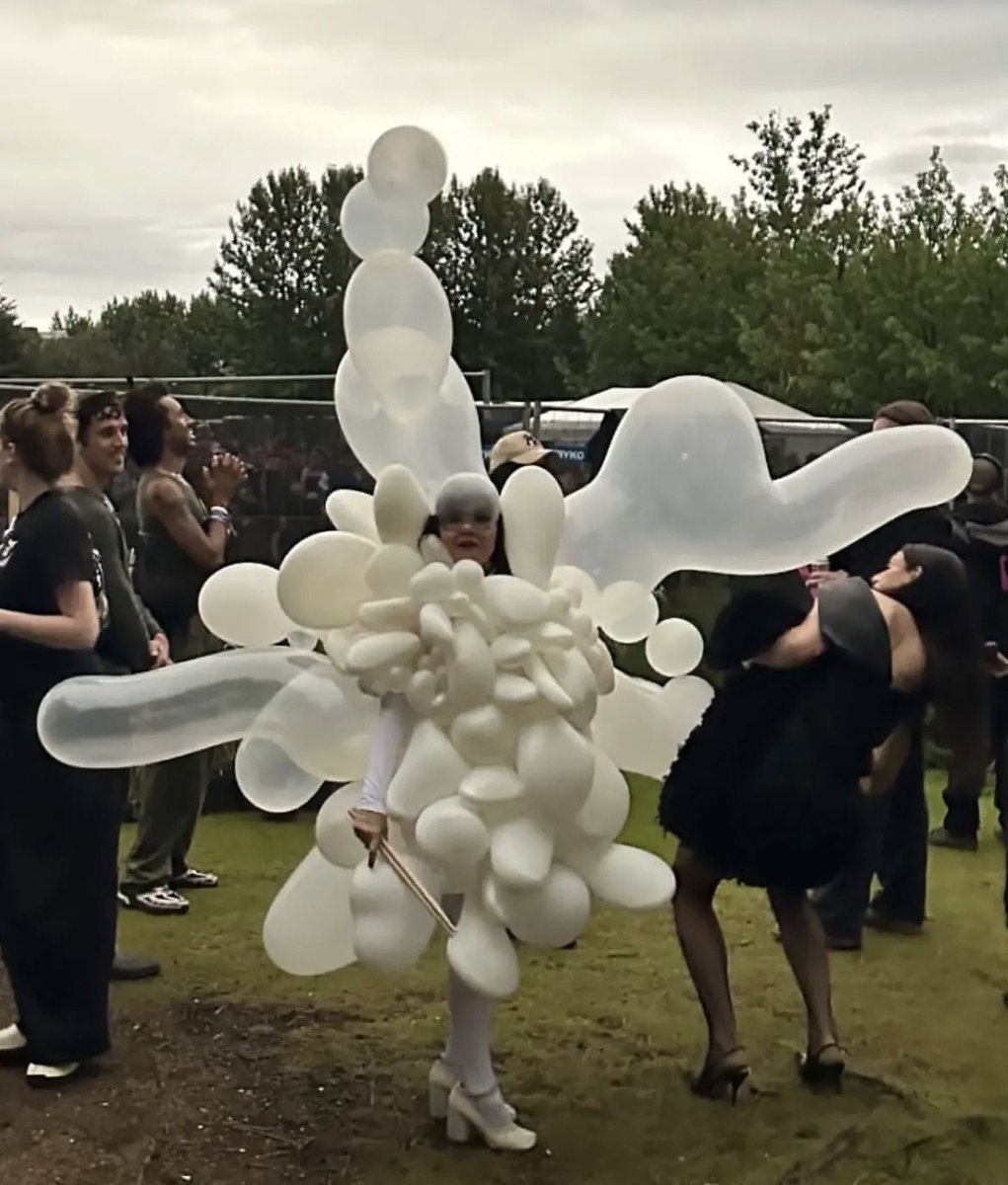 bjorkspears's tweet photo. björk and arca ksbdjdb https://t.co/txPpWBu1UN