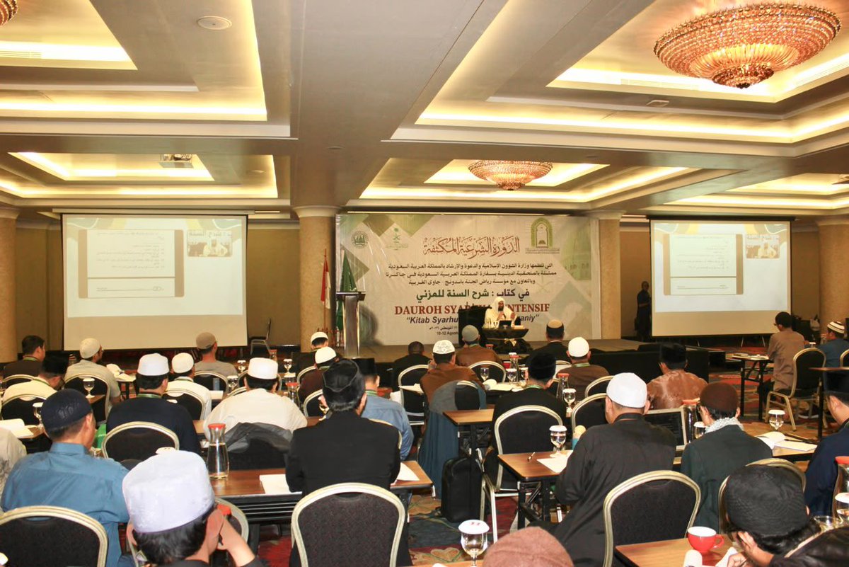 Saudi_Moia's tweet photo. تواصل وزارة الشؤون الإسلامية، ممثلةً بالملحقية الدينية في إندونيسيا، تنفيذ الدورة الشرعية المكثفة في باندونغ، بمشاركة نحو 150 داعيةً وإمامًا وخطيبًا، والتي انطلقت في 27 صفر 1448هـ.

وتتناول الدورة أبرز مسائل العقيدة، ومنها التوحيد وأسماء الله وصفاته، والإيمان بالقرآن والقدر واليوم الآخر، والتأكيد على منهج أهل السنة والجماعة والتمسك بالكتاب والسنة وفهم السلف الصالح.