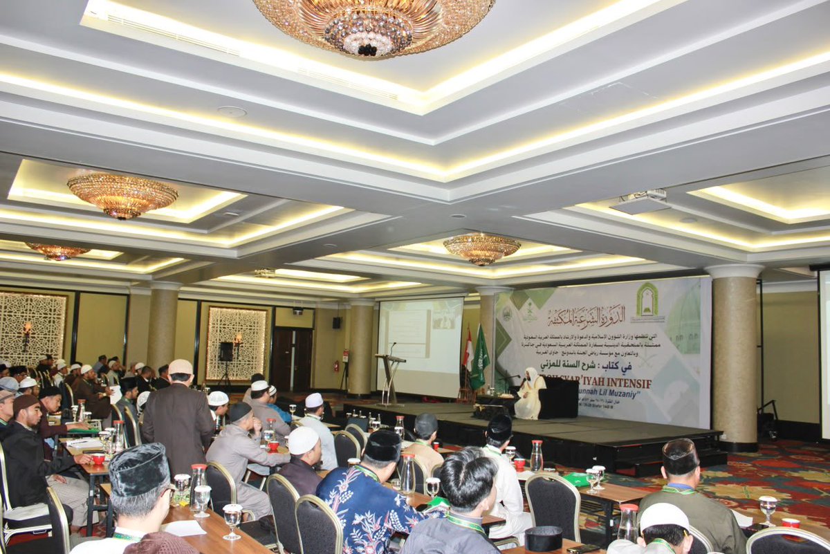 Saudi_Moia's tweet photo. تواصل وزارة الشؤون الإسلامية، ممثلةً بالملحقية الدينية في إندونيسيا، تنفيذ الدورة الشرعية المكثفة في باندونغ، بمشاركة نحو 150 داعيةً وإمامًا وخطيبًا، والتي انطلقت في 27 صفر 1448هـ.

وتتناول الدورة أبرز مسائل العقيدة، ومنها التوحيد وأسماء الله وصفاته، والإيمان بالقرآن والقدر واليوم الآخر، والتأكيد على منهج أهل السنة والجماعة والتمسك بالكتاب والسنة وفهم السلف الصالح.