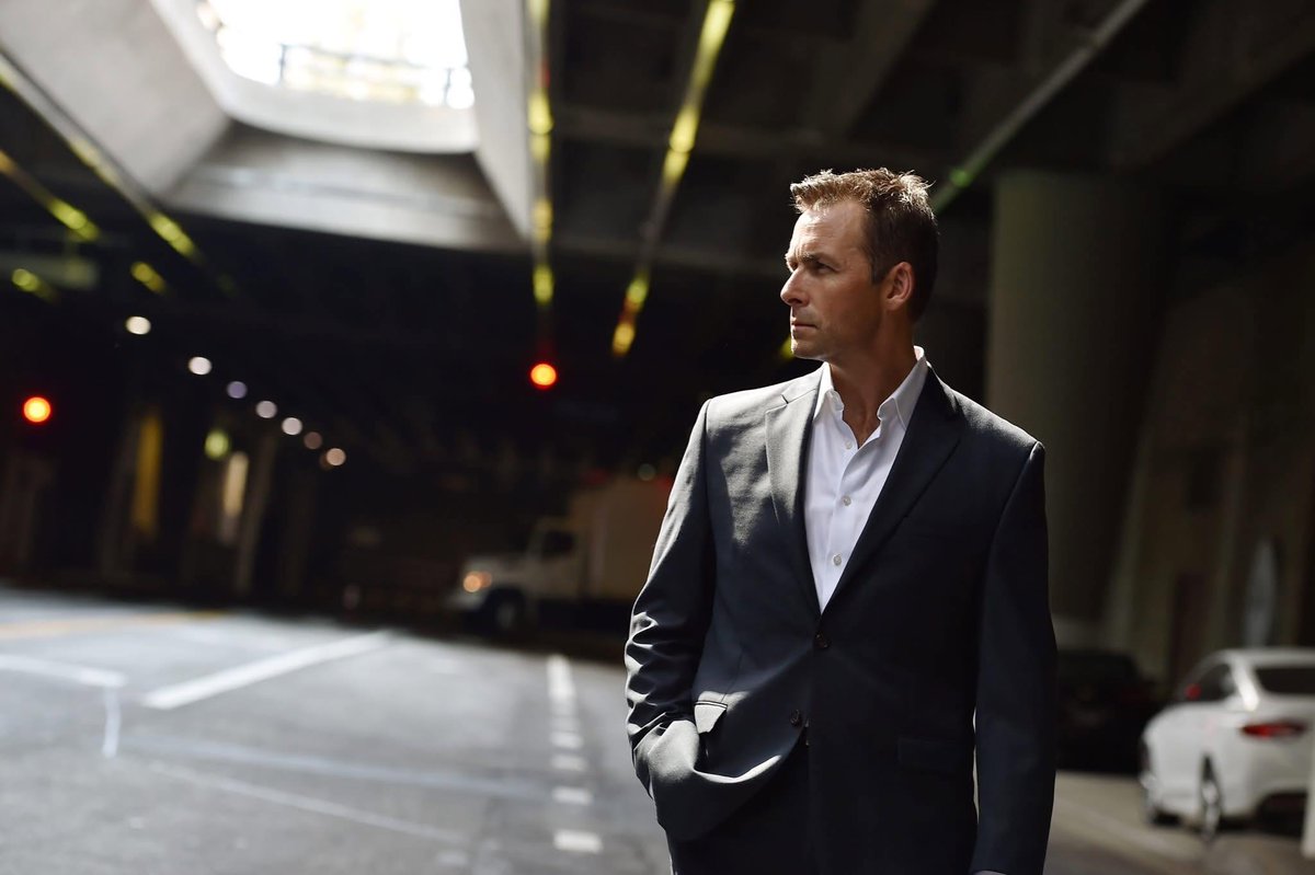 GHVOVVStuartFan's tweet photo. I don't remember where I saw this picture posted at or where @japastu is at in this picture but I've always really liked it with him dressed up all nice and with that serious look on his face as he's lookin' away from the camera he really makes a simple picture look so sexy 😍🫠 https://t.co/KZht1EfjD3