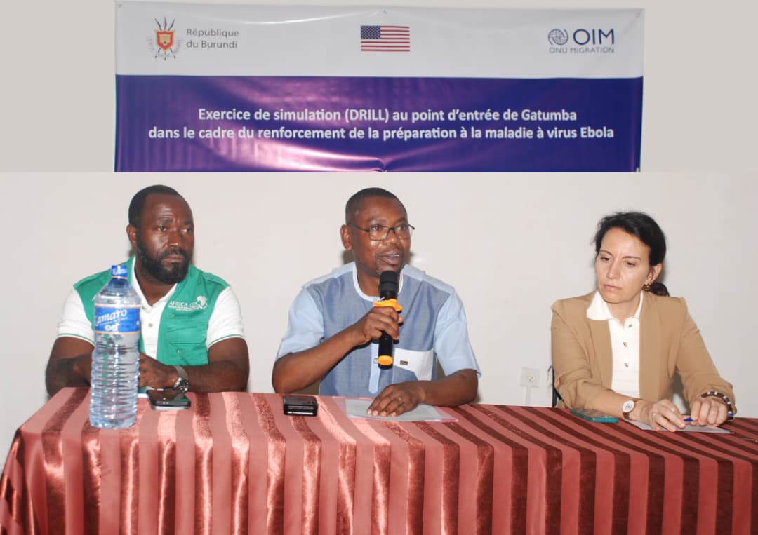 msp_burundi's tweet photo. 🇧🇮 Gatumba | Exercice de simulation de riposte à l’Ebola (#MVE).
Le @msp_burundi , via le #COUSP, avec l’appui financier et technique de l’@IOM_Burundi, a mené, du 11 au 12 août 2026, un exercice de simulation de terrain (#SIMEX de type #grande nature) au #point d’entrée stratégique de #Gatumba.
L’activité, lancée par @NtihaboseO (Secrétaire Permanent a.i. au @msp_burundi), vise à tester la réactivité des équipes de première ligne (Santé, Migration, OBR, Protection civile), avec la participation des partenaires au développement (@WhoBurundi, @UNICEF_Burundi, @AfricaCDC, @Banquemondiale, Save the Children, @fhi360, @croix rouge Burundi).
Objectifs clés :
Évaluer la rapidité d'execution des fonctions d'accueil, de triage, d'isolation et d'evacuation des cas suspects identifiés parmi les voyageurs en zone frontalière.
Valider le port des #EPI, l’isolement immédiat, la notification, l’investigation par les Équipes d’Intervention Rapide (#EIR) et l’évacuation sécurisée vers le centre de transit pour la collecte des échantillons #au centre de santé de Gatumba.
Selon @NtihaboseO, le Gouvernement du #Burundi réaffirme son engagement à renforcer la veille épidémiologique et la sécurité sanitaire aux frontières, conformément au Règlement sanitaire international (#RSI2005).
#Burundi #EbolaPrep #SécuritéSanitaire #SantéPourTous
@USForeignAssist
@US_Emb_Burundi
@muscaraem
@vkakyomya
@UN_Burundi