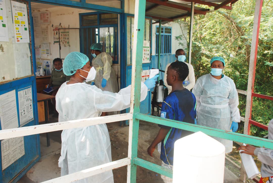 msp_burundi's tweet photo. 🇧🇮 Gatumba | Exercice de simulation de riposte à l’Ebola (#MVE).
Le @msp_burundi , via le #COUSP, avec l’appui financier et technique de l’@IOM_Burundi, a mené, du 11 au 12 août 2026, un exercice de simulation de terrain (#SIMEX de type #grande nature) au #point d’entrée stratégique de #Gatumba.
L’activité, lancée par @NtihaboseO (Secrétaire Permanent a.i. au @msp_burundi), vise à tester la réactivité des équipes de première ligne (Santé, Migration, OBR, Protection civile), avec la participation des partenaires au développement (@WhoBurundi, @UNICEF_Burundi, @AfricaCDC, @Banquemondiale, Save the Children, @fhi360, @croix rouge Burundi).
Objectifs clés :
Évaluer la rapidité d'execution des fonctions d'accueil, de triage, d'isolation et d'evacuation des cas suspects identifiés parmi les voyageurs en zone frontalière.
Valider le port des #EPI, l’isolement immédiat, la notification, l’investigation par les Équipes d’Intervention Rapide (#EIR) et l’évacuation sécurisée vers le centre de transit pour la collecte des échantillons #au centre de santé de Gatumba.
Selon @NtihaboseO, le Gouvernement du #Burundi réaffirme son engagement à renforcer la veille épidémiologique et la sécurité sanitaire aux frontières, conformément au Règlement sanitaire international (#RSI2005).
#Burundi #EbolaPrep #SécuritéSanitaire #SantéPourTous
@USForeignAssist
@US_Emb_Burundi
@muscaraem
@vkakyomya
@UN_Burundi