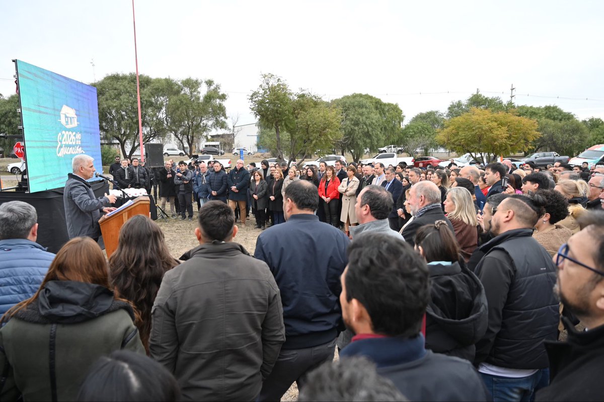 claudiojpoggi's tweet photo. PUESTA EN VALOR DE LA “AVENIDA SANTOS ORTIZ”- Luego de un acuerdo con el Gobierno Nacional a partir de una reunión que mantuve hace exactamente un mes con el Jefe de Gabinete @diegosantilli HOY INICIAMOS LA OBRA PUBLICA VIAL de puesta en valor integral (repavimentación, demarcación, arreglo integral de banquinas, etc,) de la AVENIDA SANTOS ORTIZ en la totalidad de su trayecto de 12 kilómetros, que se extiende desde el Autódromo Rosendo Hernández hasta la rotonda y cruce con la Autovía de Los Puquios. La Obra se ejecutará con recursos provinciales y existe un preacuerdo en donde el Gobierno Nacional traspasará la Jurisdicción de la Ruta a la Jurisdicción Provincial (ya que dicho tramo sigue siendo hasta la fecha una Ruta Nacional). En seis meses lograremos una mayor seguridad vial en una Avenida de muchísimo tránsito diario. Muy buen !!