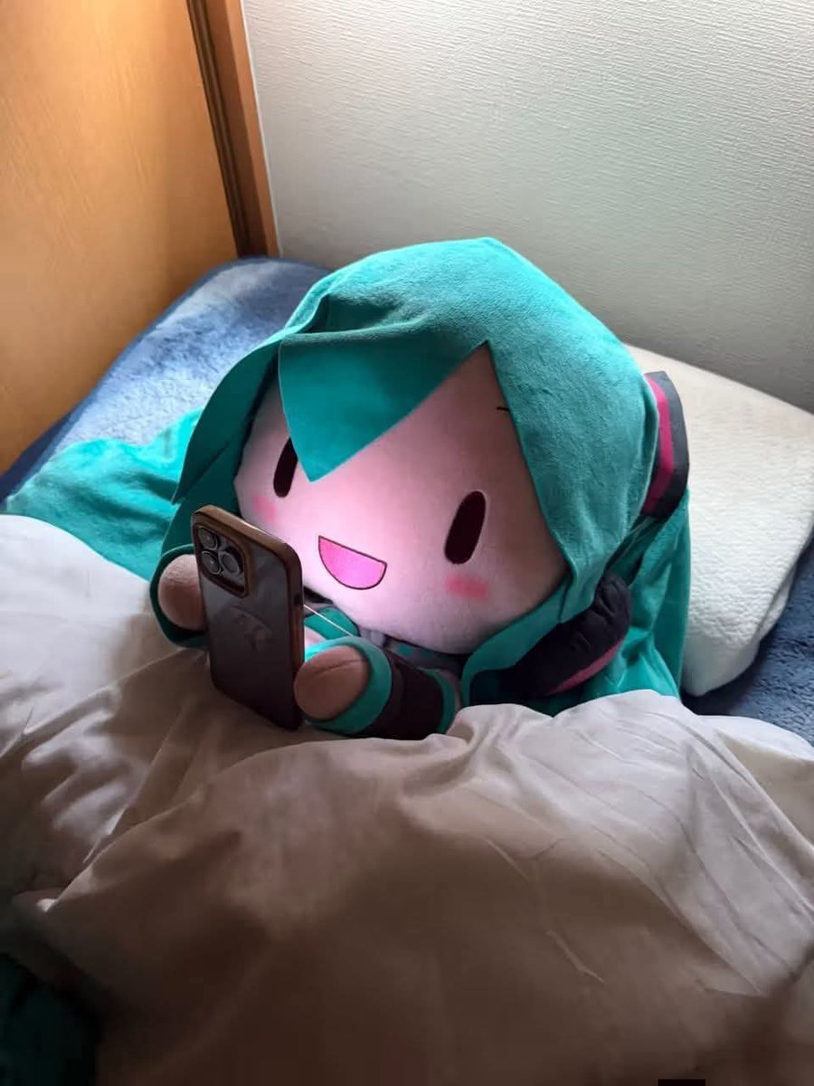 OPontoooso's tweet photo. Miku, go to sleep! 😡 https://t.co/wRIzvez4E0