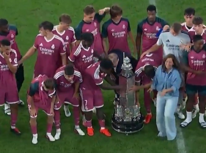 MadridXtra's tweet photo. Real Madrid win the Teresa Herrera trophy. 🩷 https://t.co/EAYfqSxNGD