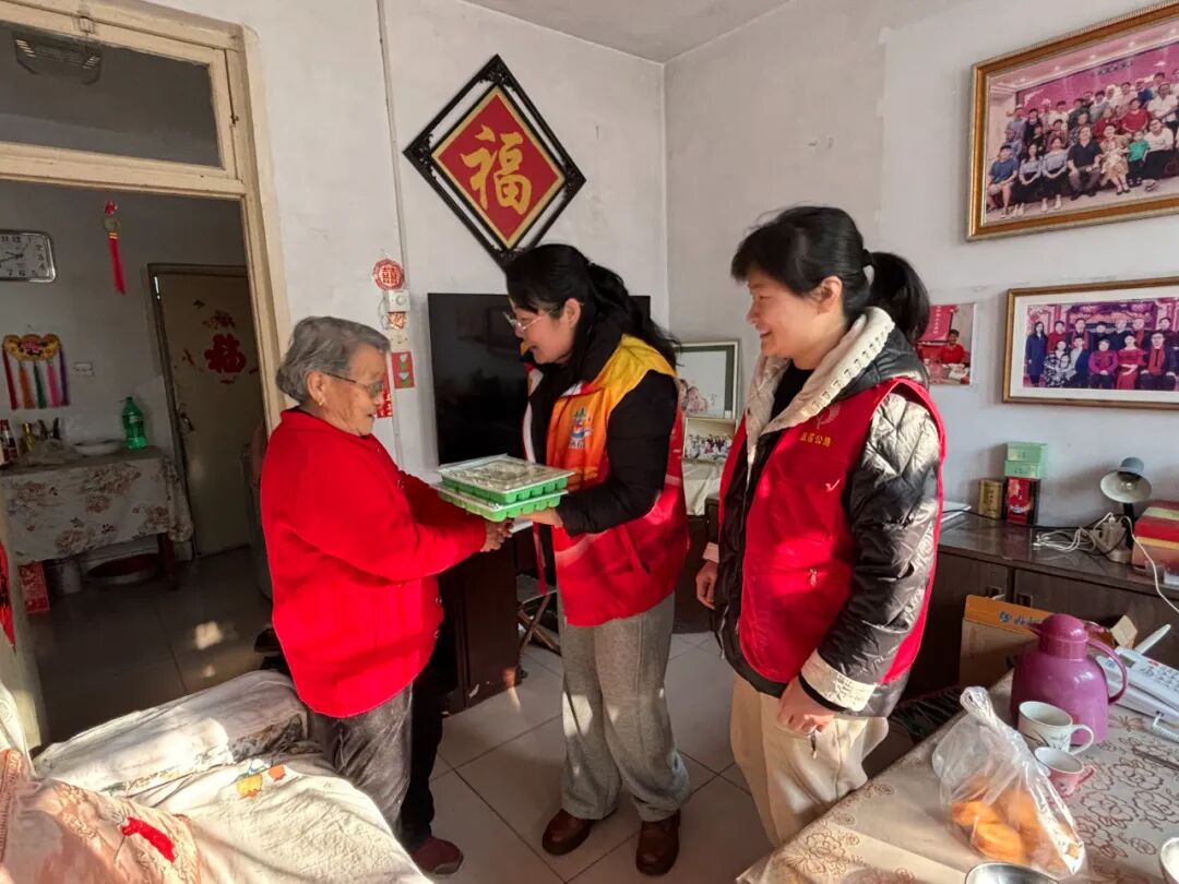 enleranasopa's tweet photo. Spent my morning packing and handing out warm meals to elderly neighbors at the community shelter. Small acts of kindness make a big difference! #VolunteerLife #CommunityLove， https://t.co/AH8OnXzpQ3