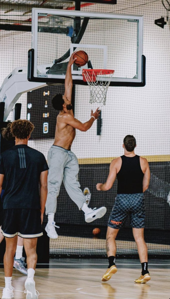 SimmoMuse's tweet photo. New shot of @BenSimmons25 from IG 🏔️🏔️🏔️ https://t.co/pDVA7Mgi41