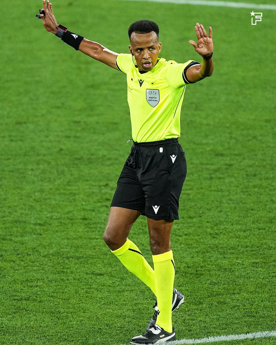 footmercato's tweet photo. Omar Abdulkadir Artan, d’origine somalienne et premier arbitre africain à diriger une finale européenne, a réalisé un très bon match aujourd’hui. 🇸🇴👏

Une prestation solide pour un rendez-vous historique. 🌍🏆 https://t.co/LpW1tShuon