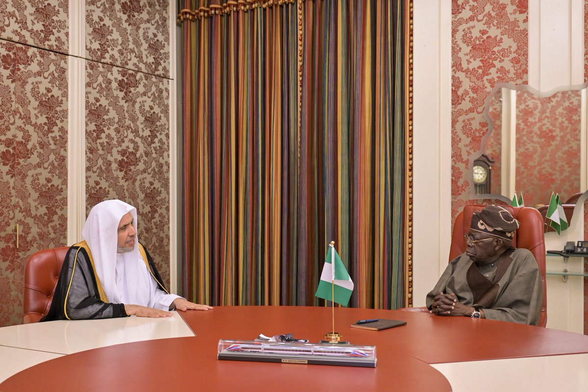 MhmdAlissa's tweet photo. سعدتُ، ظُهر اليوم، بلقاء فخامة رئيس جمهورية نيجيريا الاتحادية، السيد بولا أحمد تينوبو، في القصر الرئاسي بالعاصمة "أبوجا".

ثمّنتُ لفخامته رعايتَه لإطلاق مبادرة رابطة العالم الإسلامي للسِّلم المجتمعيّ في غرب أفريقيا، ودعمَه الكاملَ لما نتج عنها من اعتماد "إعلان أبوجا" التاريخي.

اشتمل الإعلان على خطةٍ للعمل المُشترَك بين المؤسسات الحكومية، وتضامُن القيادات الدينية "الإسلامية والمسيحية"، ومنظمات المجتمع المدني، وإنشاء الهيئة التنسيقية للقيادات والمؤسسات الدّينية والمدنية في غرب أفريقيا؛ لمتابعة تنفيذ التزامات خطة العمل المشار إليها.