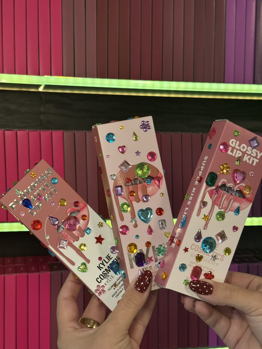 kyliecosmetics's tweet photo. king kylie said jewel stickers are back 💎 https://t.co/EiWaUaPaDD