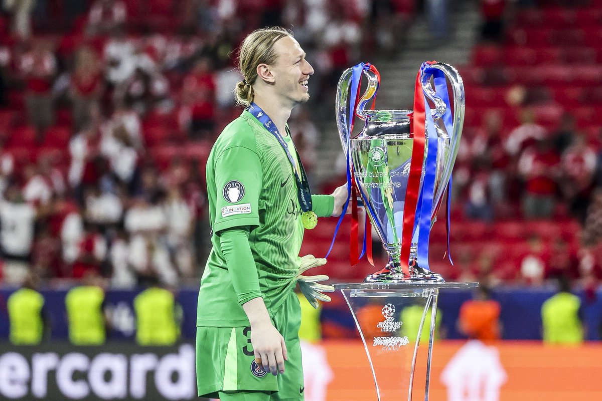ActuFoot_'s tweet photo. 🚨 Matvey Safonov 🇷🇺 : « Un nouveau trophée ? OUI COMME D’HABITUDE. » 😭🏆 https://t.co/9VVb9aVA4D