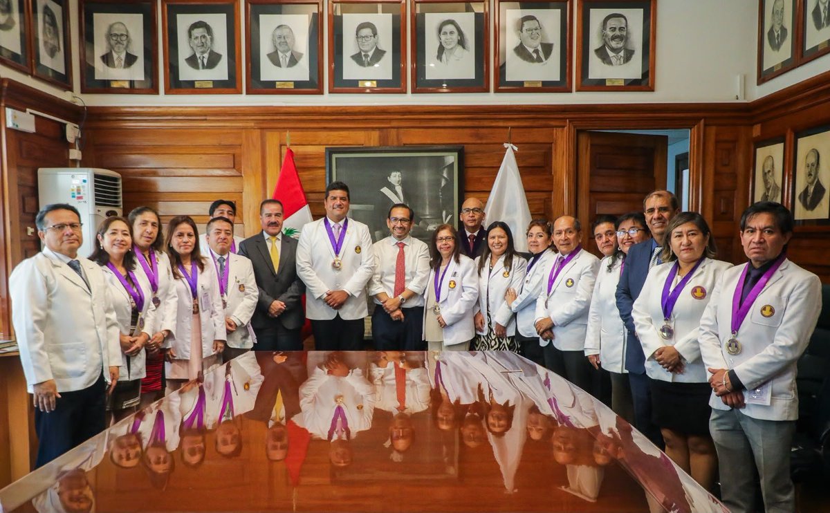 Minsa_Peru's tweet photo. Coordinamos acciones para avanzar en las prioridades del sector Salud 🤝
#NotaInformativa | El ministro de Salud, Luis Dyer, se reunió con representantes del Colegio Médico del Perú (CMP) y sus consejos regionales para fortalecer el trabajo conjunto e impulsar políticas públicas y acciones que permitan mejorar la gestión del sector Salud.
Durante el encuentro se abordaron acciones orientadas a contribuir en la mejora de procesos administrativos para la optimización de la gestión del sector salud en beneficio de la población.