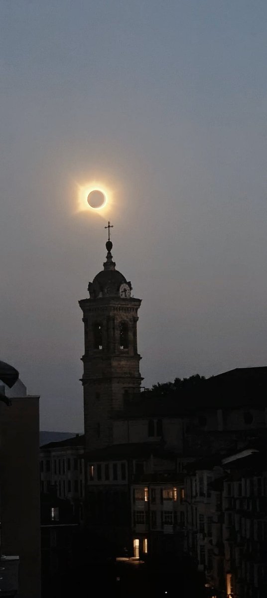 opaditer's tweet photo. #eclipsetotal #VitoriaGasteiz He vivido una experiencia única https://t.co/SyDDtIQsDZ