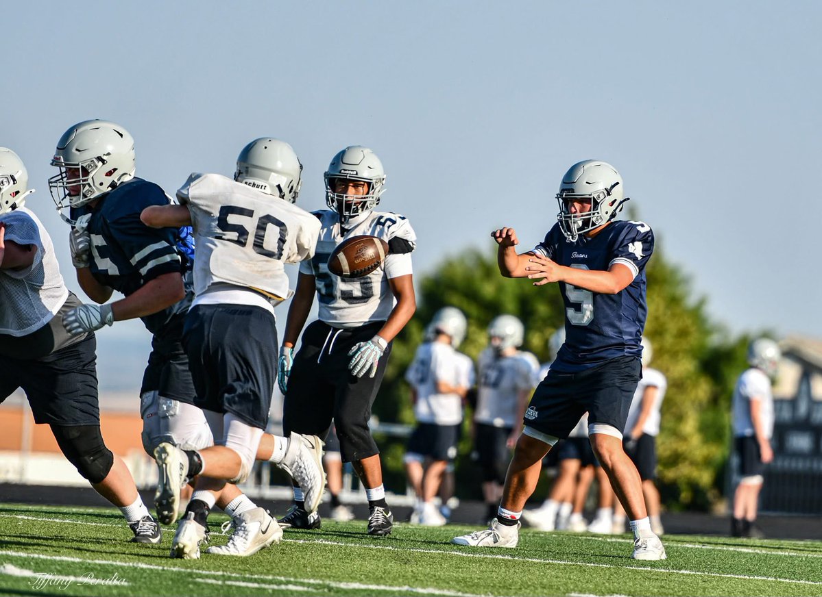ReyesBuffett21's tweet photo. Some pics from freshman vs jv scrimmage https://t.co/89FrF0kOgr