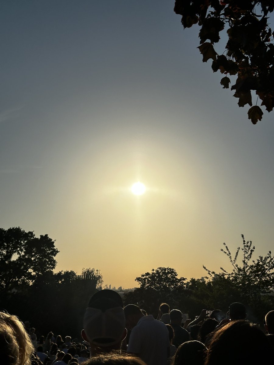 uk201402's tweet photo. 部分日食を見るのにオススメの公園に行って来たんやけど、フェス会場かってくらいの人人人。横の人がメガネ貸してくれて、それで見たら太陽がお月様みたいにくっきり見えて、めちゃ感動した。帰り道、すれ違い際にお姉さんがメガネくれた。今年のロンドンの夏は思い出が多いなー！ https://t.co/0i8suF23Ba