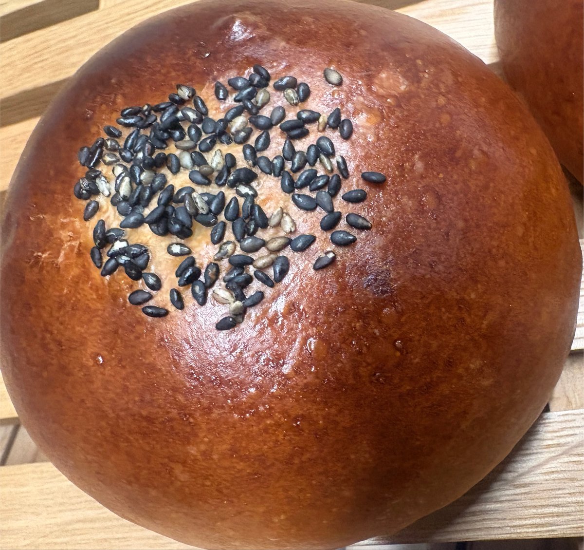 pan_kobo_fran's tweet photo. おはようございます🐱

パン工房Franです🍞

今朝は定番の『あんぱん』が焼けました✨

粒あんとこしあん、どちらもご用意しています。  
あなたは粒あんとこしあん、どちらが好きですか？☕

ふっくらしたパンに優しいあんこが詰まった、人気の定番商品です。

お盆休みも休まず営業しておりますので、ぜひお立ち寄りくださいね。

高安駅徒歩30秒でお待ちしています。

#パン工房Fran #あんぱん #八尾市 #高安 #近鉄高安駅