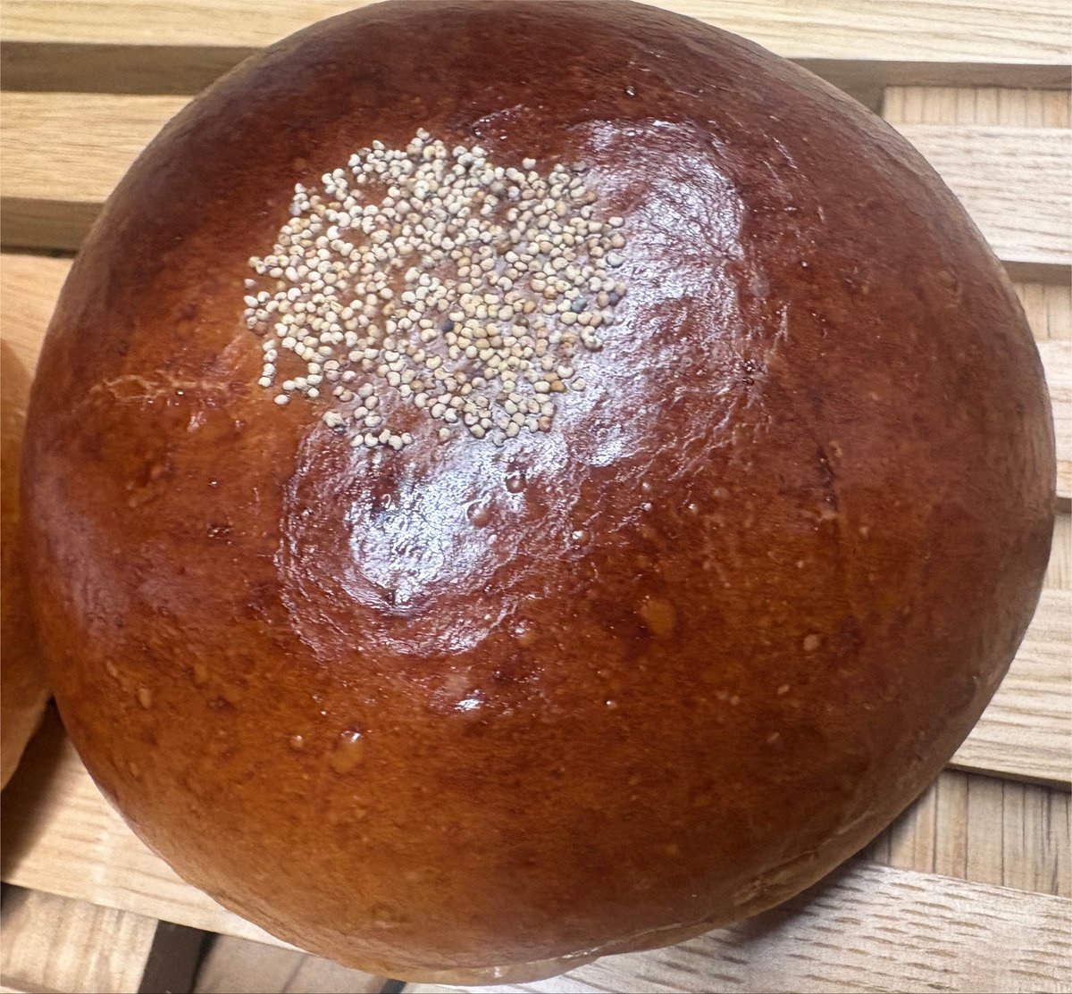 pan_kobo_fran's tweet photo. おはようございます🐱

パン工房Franです🍞

今朝は定番の『あんぱん』が焼けました✨

粒あんとこしあん、どちらもご用意しています。  
あなたは粒あんとこしあん、どちらが好きですか？☕

ふっくらしたパンに優しいあんこが詰まった、人気の定番商品です。

お盆休みも休まず営業しておりますので、ぜひお立ち寄りくださいね。

高安駅徒歩30秒でお待ちしています。

#パン工房Fran #あんぱん #八尾市 #高安 #近鉄高安駅