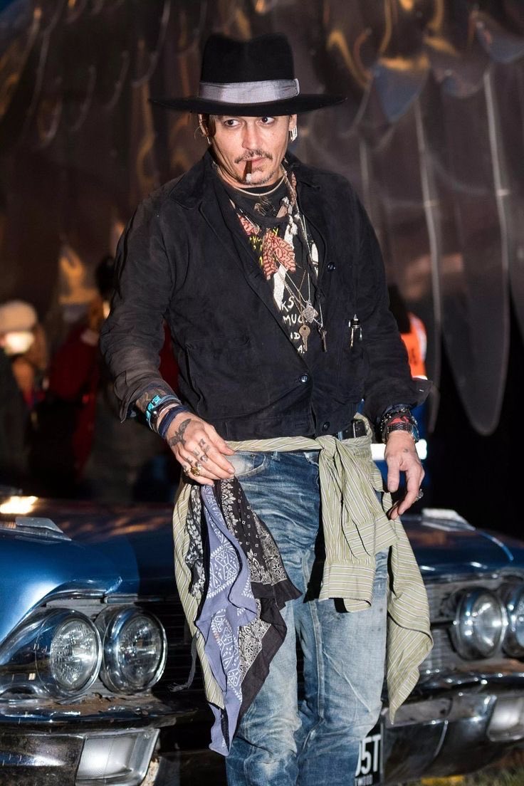 JohnnyDeeptq's tweet photo. The wait is almost over. A familiar face, a darker story, and characters only Johnny Depp could make unforgettable. ๐ค๐ญ
#JohnnyDepp #DayDrinker #Ebenezer #JohnnyDeppForever #FilmTwitter #MovieLovers #ComingSoon #Hollywood https://t.co/vSkeTZNU7J