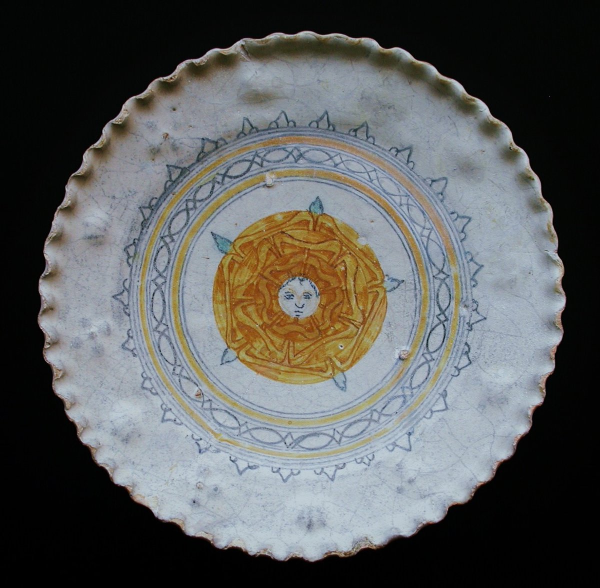 DelftTreasures's tweet photo. @astrofalls Hello sun... we haven't forgotten you! #solareclips #zonsverduistering. Early #delftware dish, 1600-1620 #pottery https://t.co/AJaFEafhKy