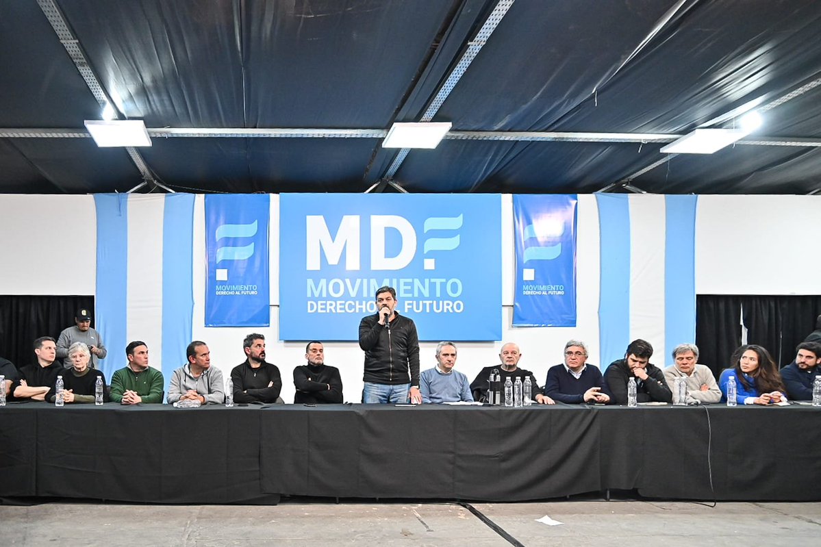 larroqueandres's tweet photo. En La Plata compartimos un encuentro con compañeros referentes de las organizaciones políticas y sociales que integran el @MOVIMIENTODAF

Como dijo @Kicillofok, este es un año de construcción y estamos abocados a esa tarea para fortalecer la esperanza y terminar con la pesadilla de Milei.