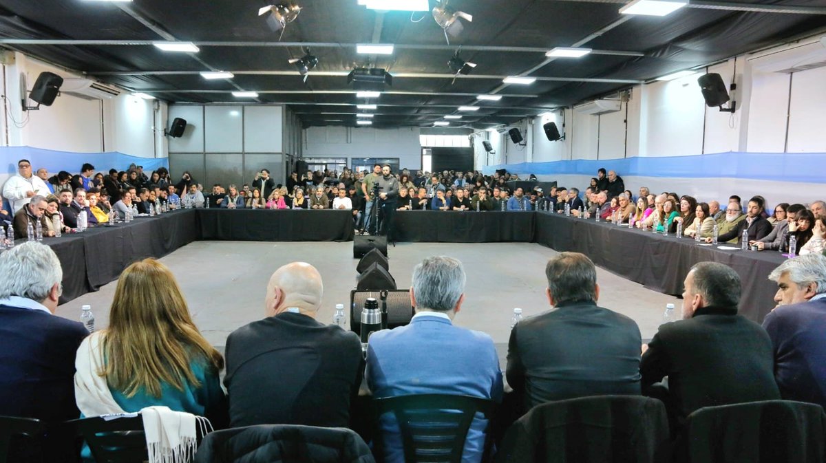 larroqueandres's tweet photo. En La Plata compartimos un encuentro con compañeros referentes de las organizaciones políticas y sociales que integran el @MOVIMIENTODAF

Como dijo @Kicillofok, este es un año de construcción y estamos abocados a esa tarea para fortalecer la esperanza y terminar con la pesadilla de Milei.