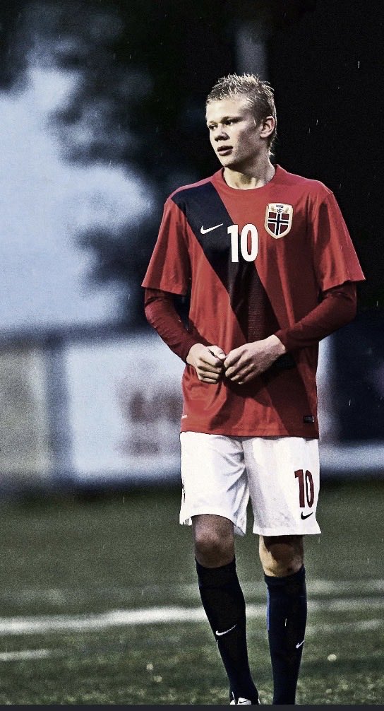 Jsmack6891's tweet photo. @BeatinTheBookie Ppl say he has the same built as haaland. This is haaland at 17 . 🤣 https://t.co/SCdsZKiDYE