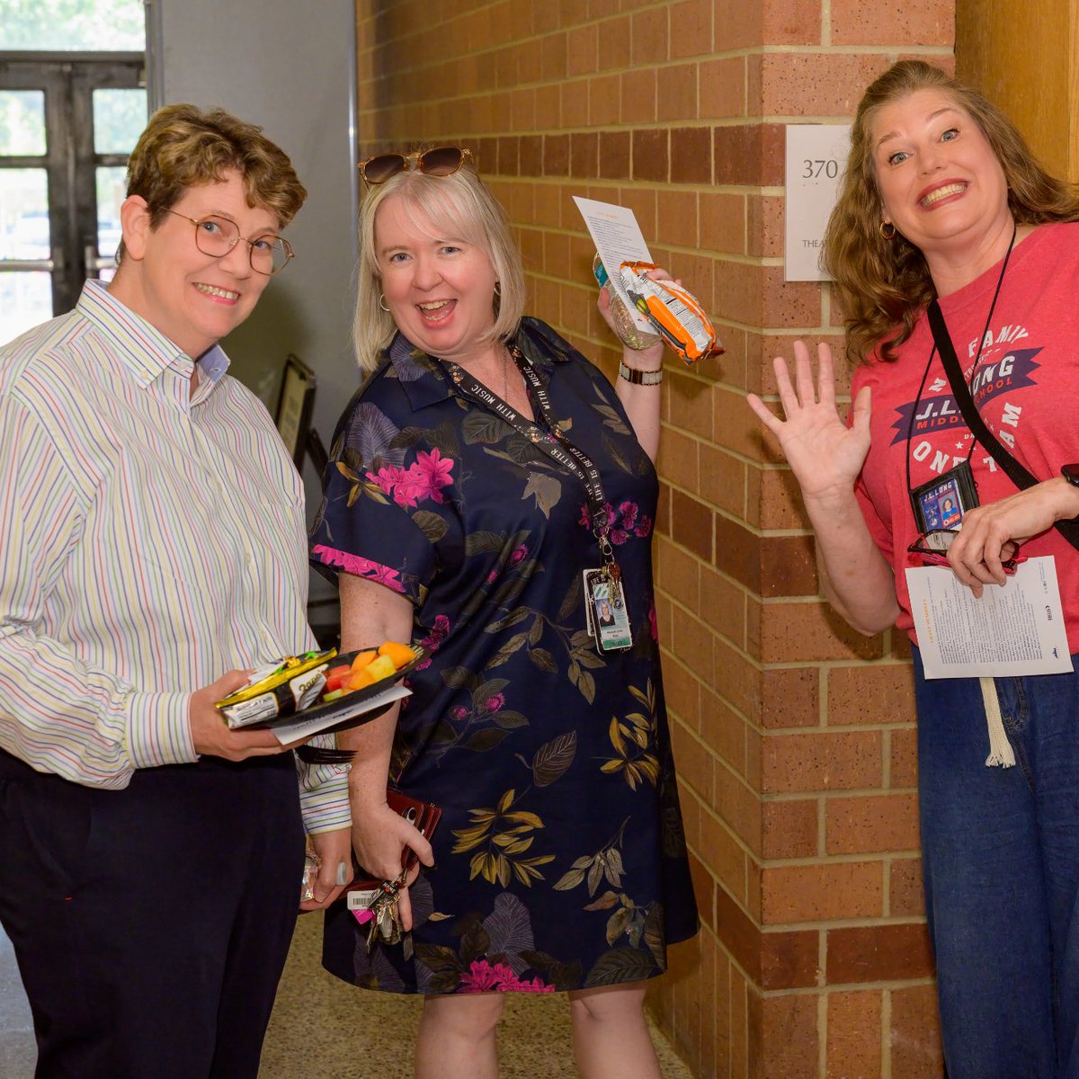 DallasEdFound's tweet photo. Celebrating the heart behind @dallasschools classrooms!
@DallasEdFound was proud to recognize our 2026–27 #HeartofTeaching Grant recipients during a special awards ceremony celebrating their creativity, passion, and commitment to students.
Learn more: https://t.co/PKNKILH9fc https://t.co/H4tjz1UcT7