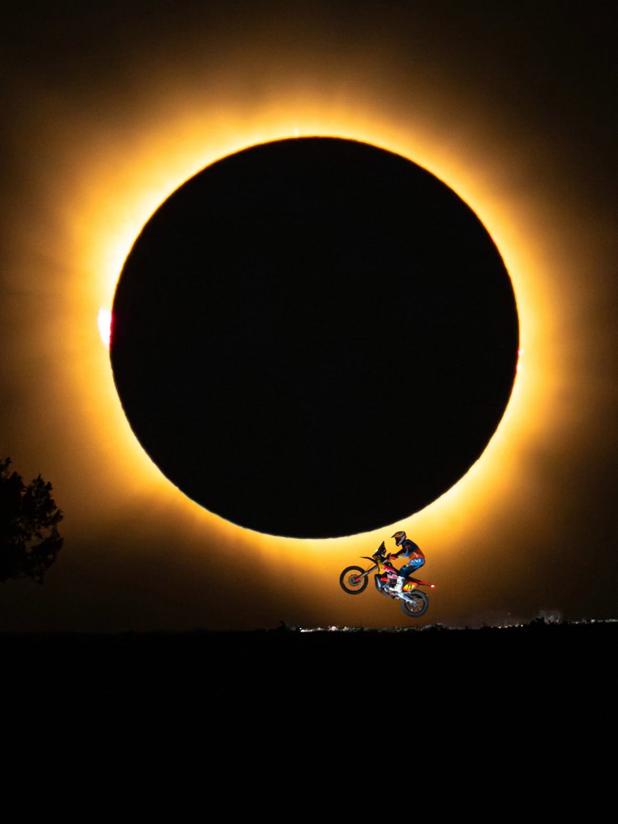 CarburandoTV's tweet photo. 🌒 Edgar Canet, piloto de KTM y protagonista del Dakar, aprovechó el eclipse para regalar una postal tan inesperada como espectacular.
📸 @KTM_Racing
#KTM #Canet https://t.co/NrIs4T1NVw