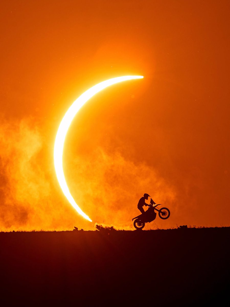 CarburandoTV's tweet photo. 🌒 Edgar Canet, piloto de KTM y protagonista del Dakar, aprovechó el eclipse para regalar una postal tan inesperada como espectacular.
📸 @KTM_Racing
#KTM #Canet https://t.co/NrIs4T1NVw