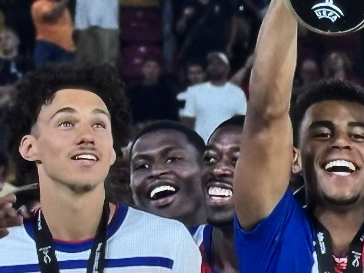 PSG_Univers's tweet photo. Akliouche il est en total admiration quand il a vu la coupe et c’est que le début mon gars ❤️💙 https://t.co/yHIKDbyNWB