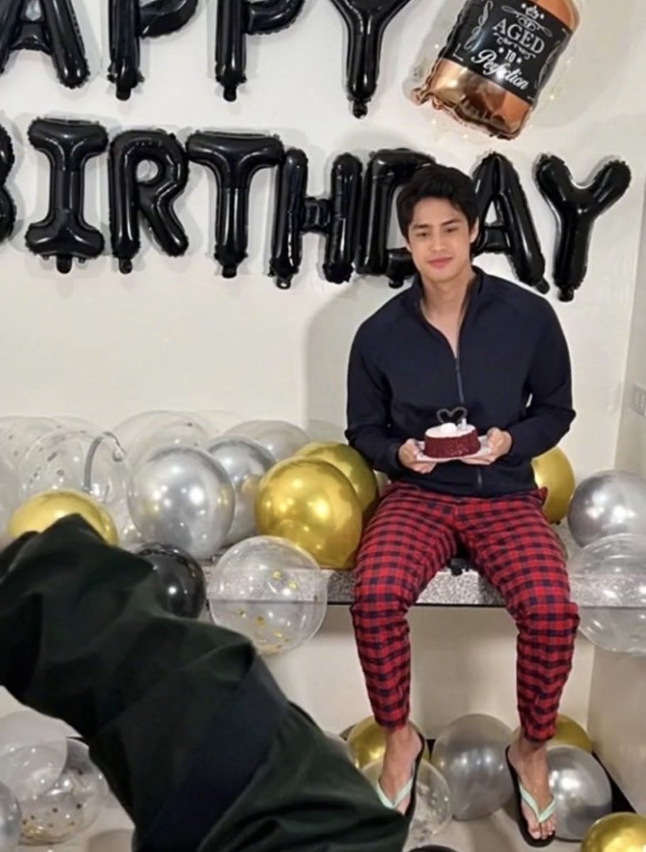 A_itsme__'s tweet photo. Belle, being a proud ate, making kwento about Gogo na nagpadeliver ng balloons at personally na nag-ayos, naglagay ng hangin, at nagset up ng surprise for Santino’s birthday. Sweet nga. Mana pala sa ate! 🤭 https://t.co/6iXArLAWdg