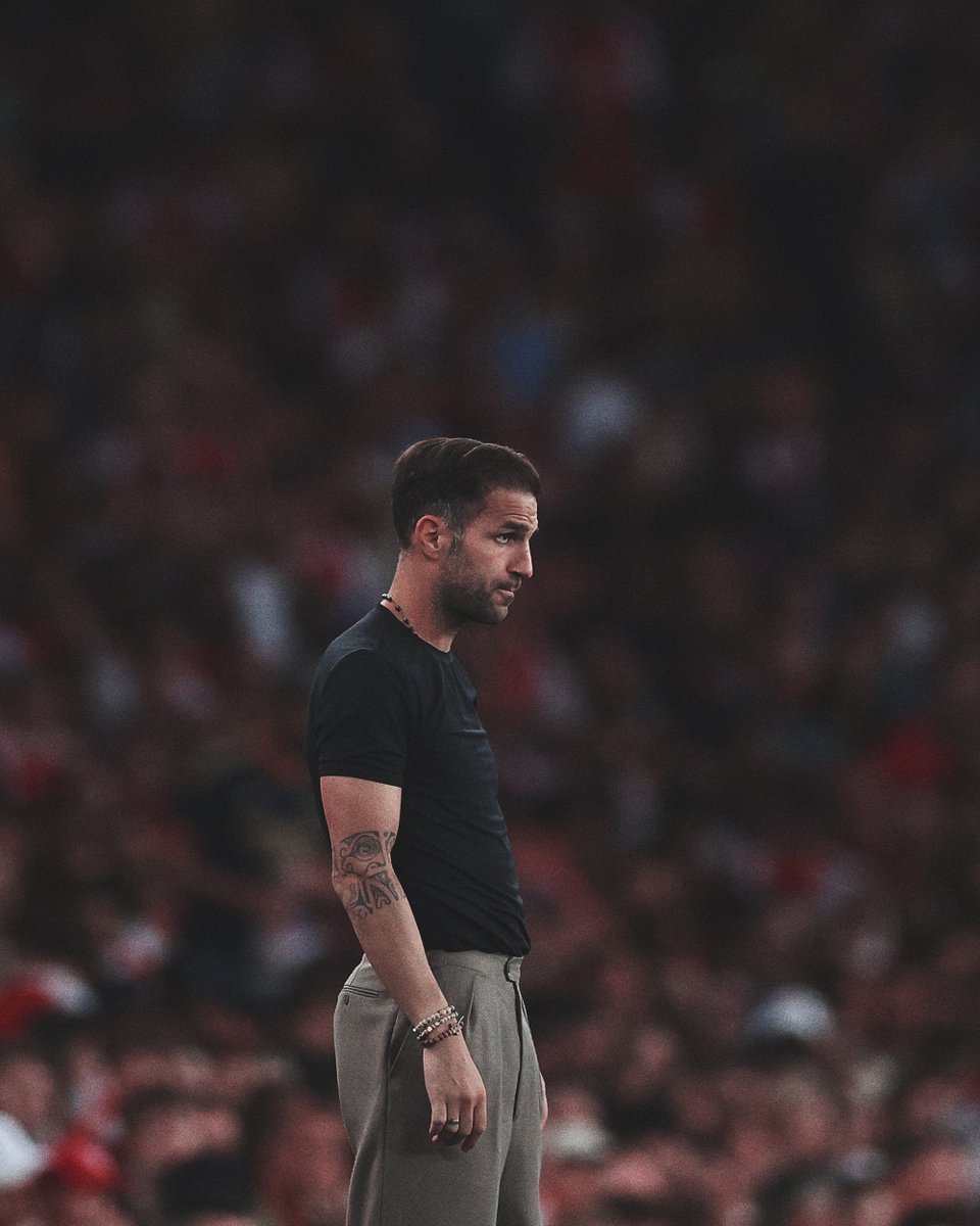 SI_FootballClub's tweet photo. Pure elegance in Cesc Fàbregas's touchline fit. https://t.co/fYlpVW1i5W