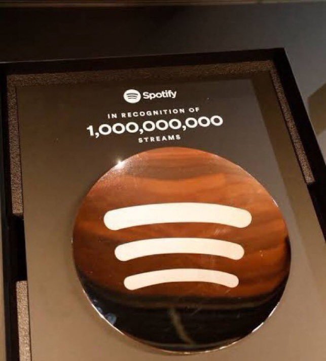 btsyear134340's tweet photo. Jin is just 5 million streams away from joining Jungkook, Taehyung, and Jimin as the only K-pop solo artists with a song that has reached one billion streams. We can't give up on DSYLM; let's get the vocal line all their plaques! https://t.co/1lQxTNVUG6